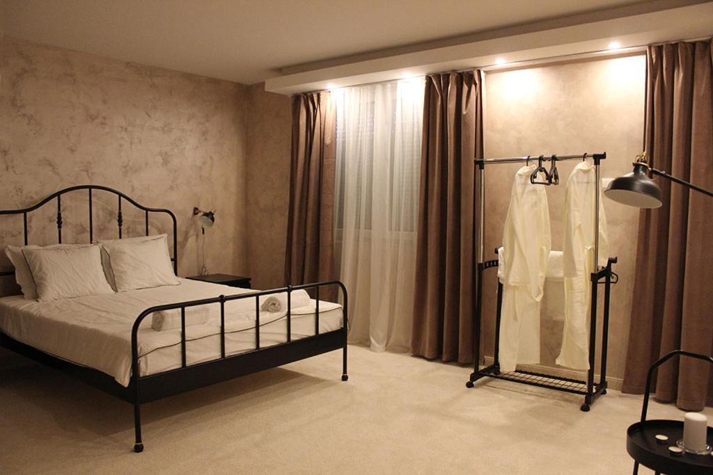 Luxury Parking In Garage Apartment *